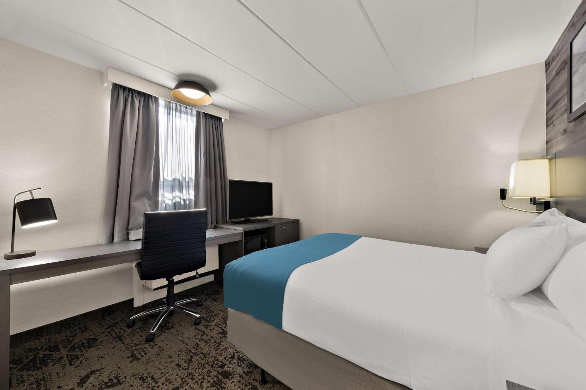 Western Parkway Toronto North Hotel