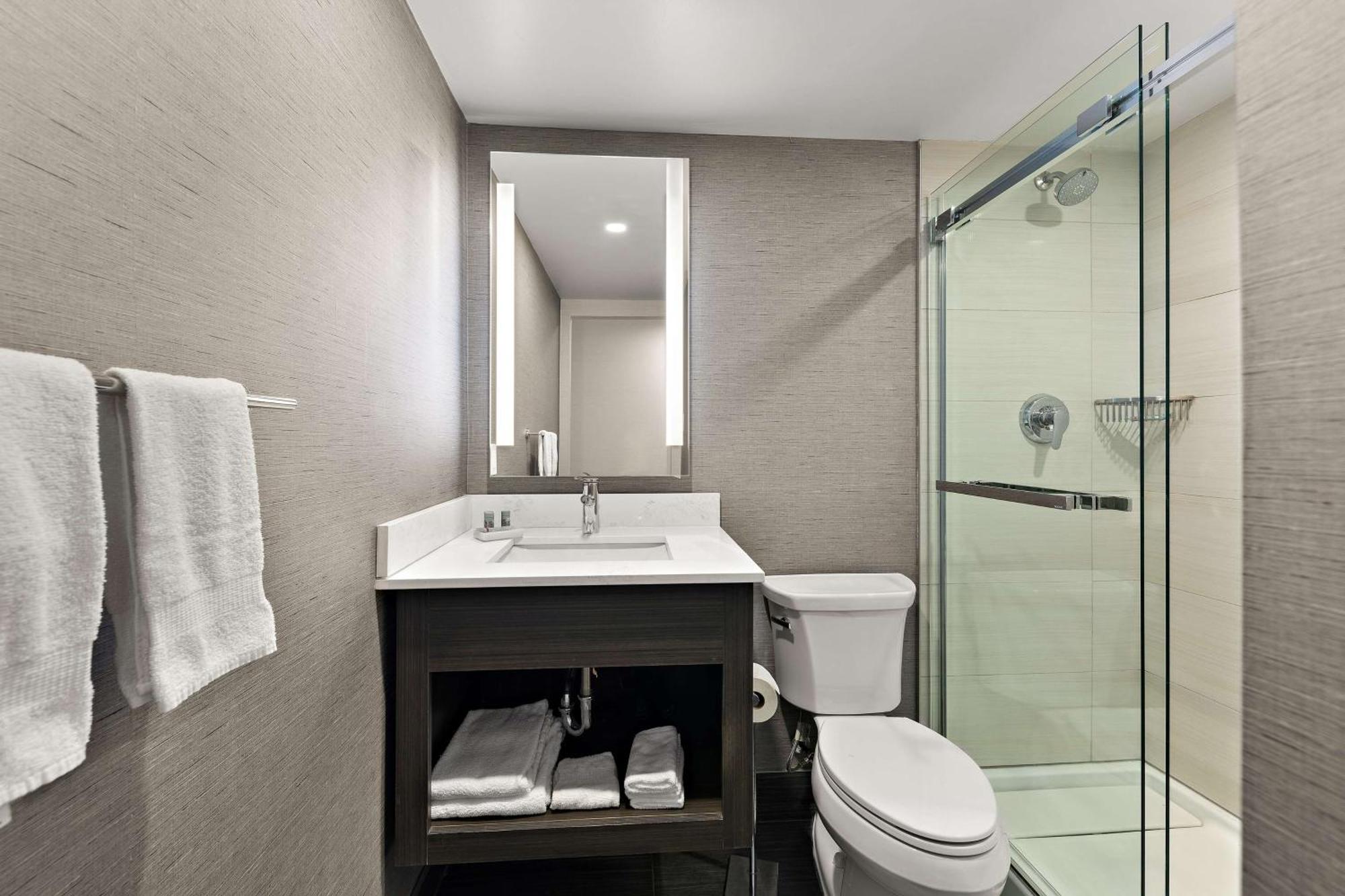 Western Parkway Toronto North Hotel