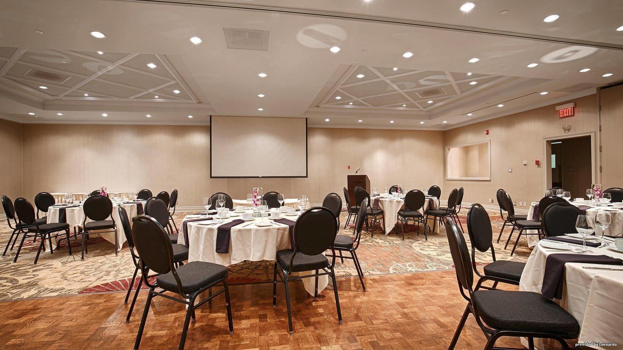 Western Parkway Toronto North Hotel